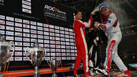 Sebastian Vettel a Tom Kristensen na podiu Race of champions