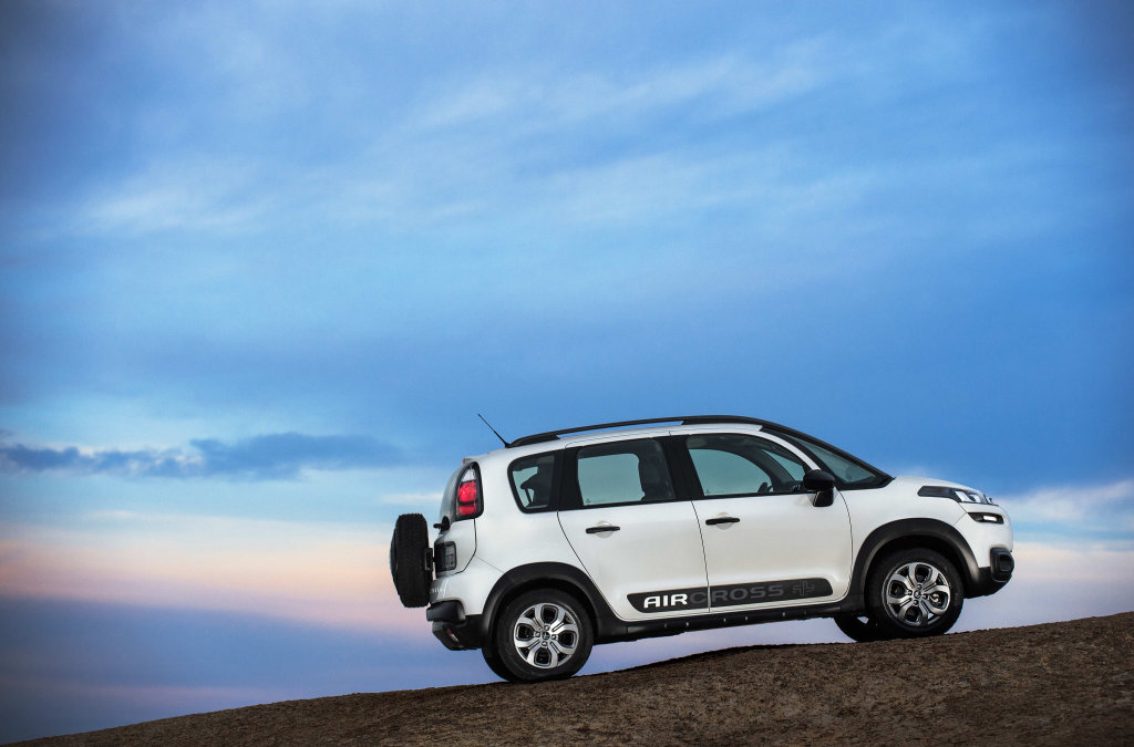 Všimněte si zajímavě tvarovaných střešních ližin, Citroën C3 Aircross.