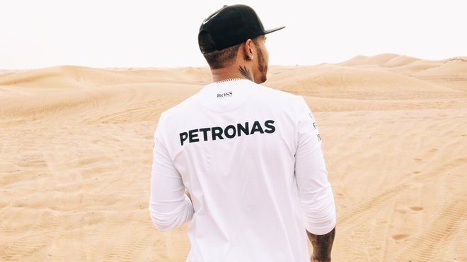 Lewis Hamilton před závodem v Abú Zabí zavítal do pouště