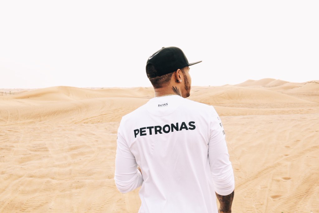 Lewis Hamilton před závodem v Abú Zabí zavítal do pouště