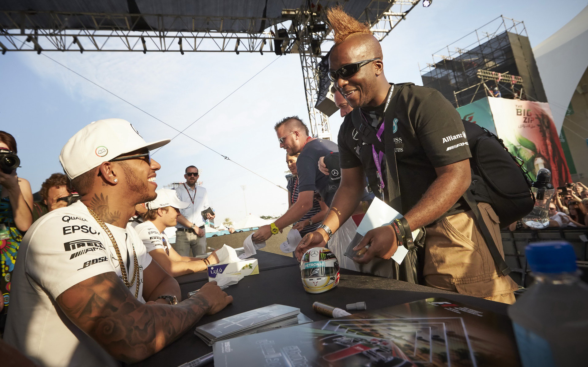 Lewis Hamilton při autogramiádě v Abú Zabí