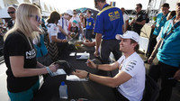 Nico Rosberg při autogramiádě v Abú Zabí