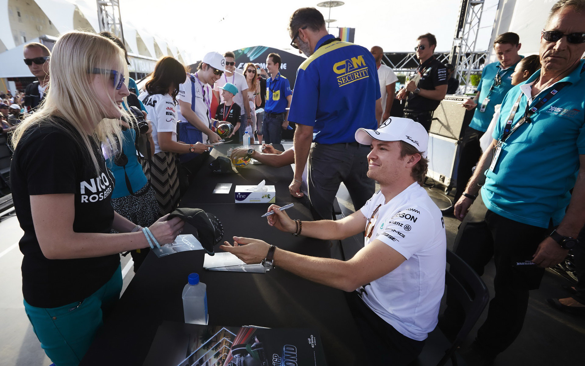 Nico Rosberg při autogramiádě v Abú Zabí