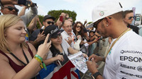 Lewis Hamilton při autogramiádě v Abú Zabí