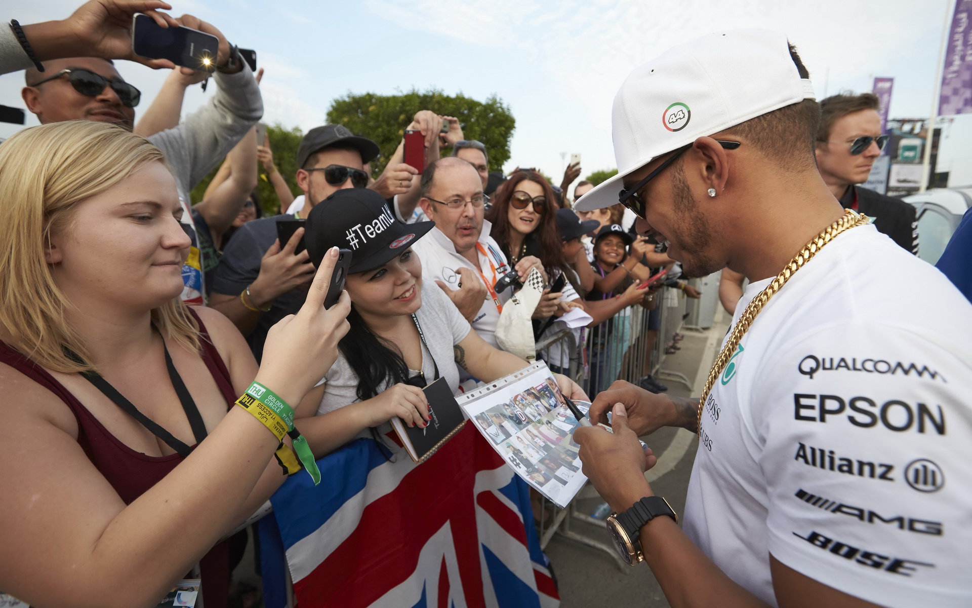 Lewis Hamilton při autogramiádě v Abú Zabí