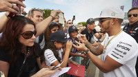 Lewis Hamilton při autogramiádě v Abú Zabí