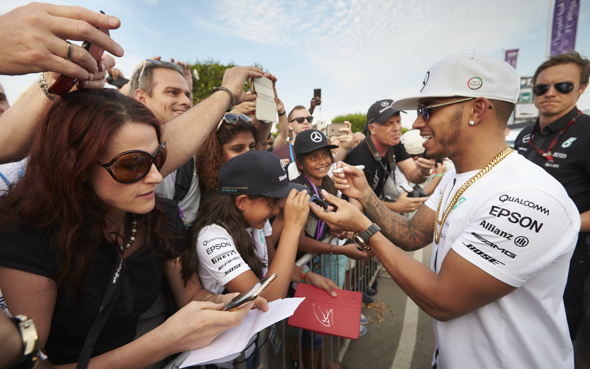 Lewis Hamilton při autogramiádě v Abú Zabí