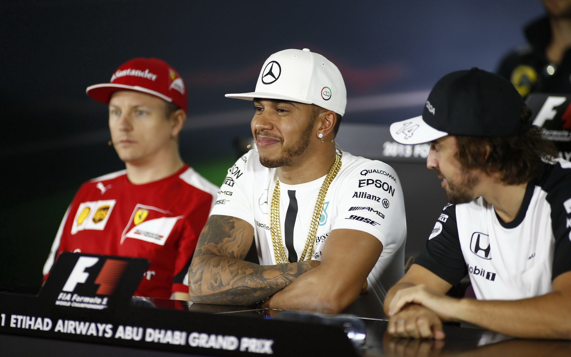 Kimi, Lewis Hamilton a Fernando Alonso na tiskovce v Abú Zabí