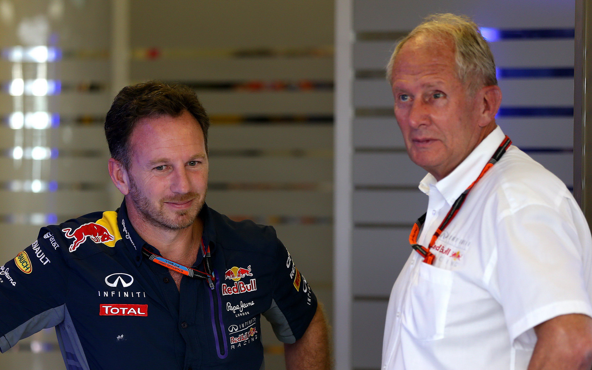 Odborný poradce Red Bullu Helmut Marko (vpravo) se šéfem závodního týmu Christianem Hornerem