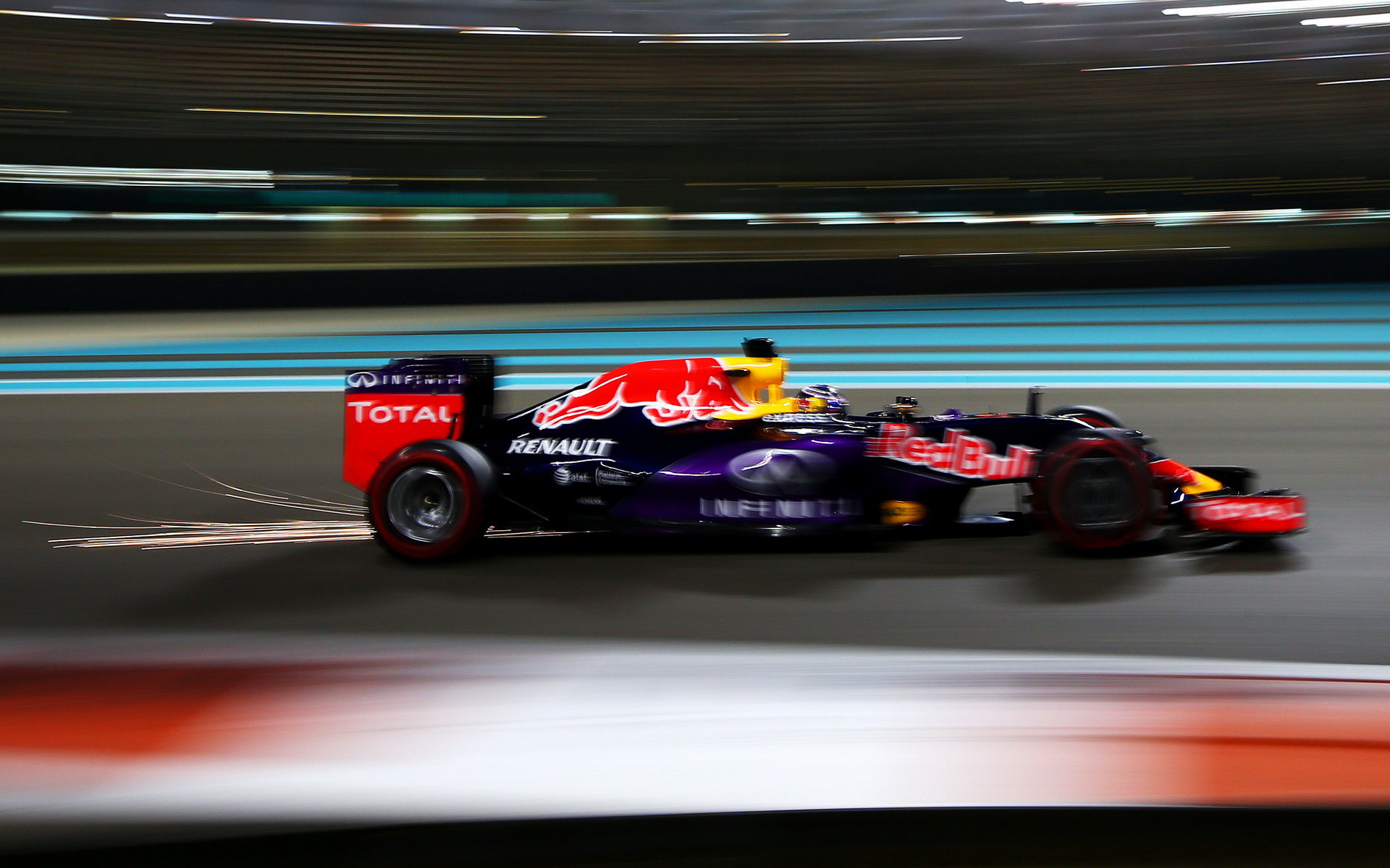 Daniel Ricciardo jiskří v Abú Zabí