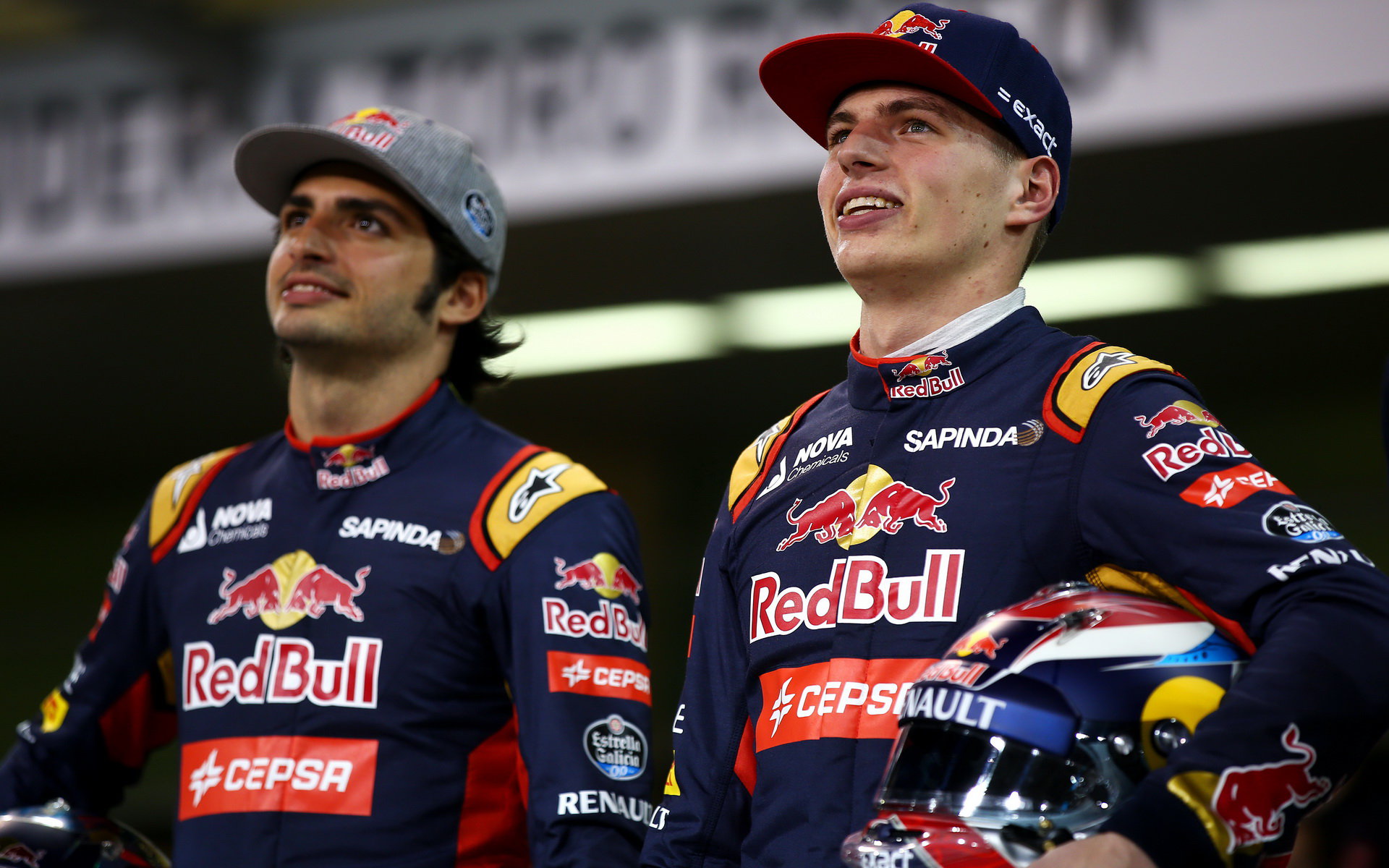 Max Verstappen a Carlos Sainz se těší na novou sezónu, v níž budou využívat rok starší motory Ferrari