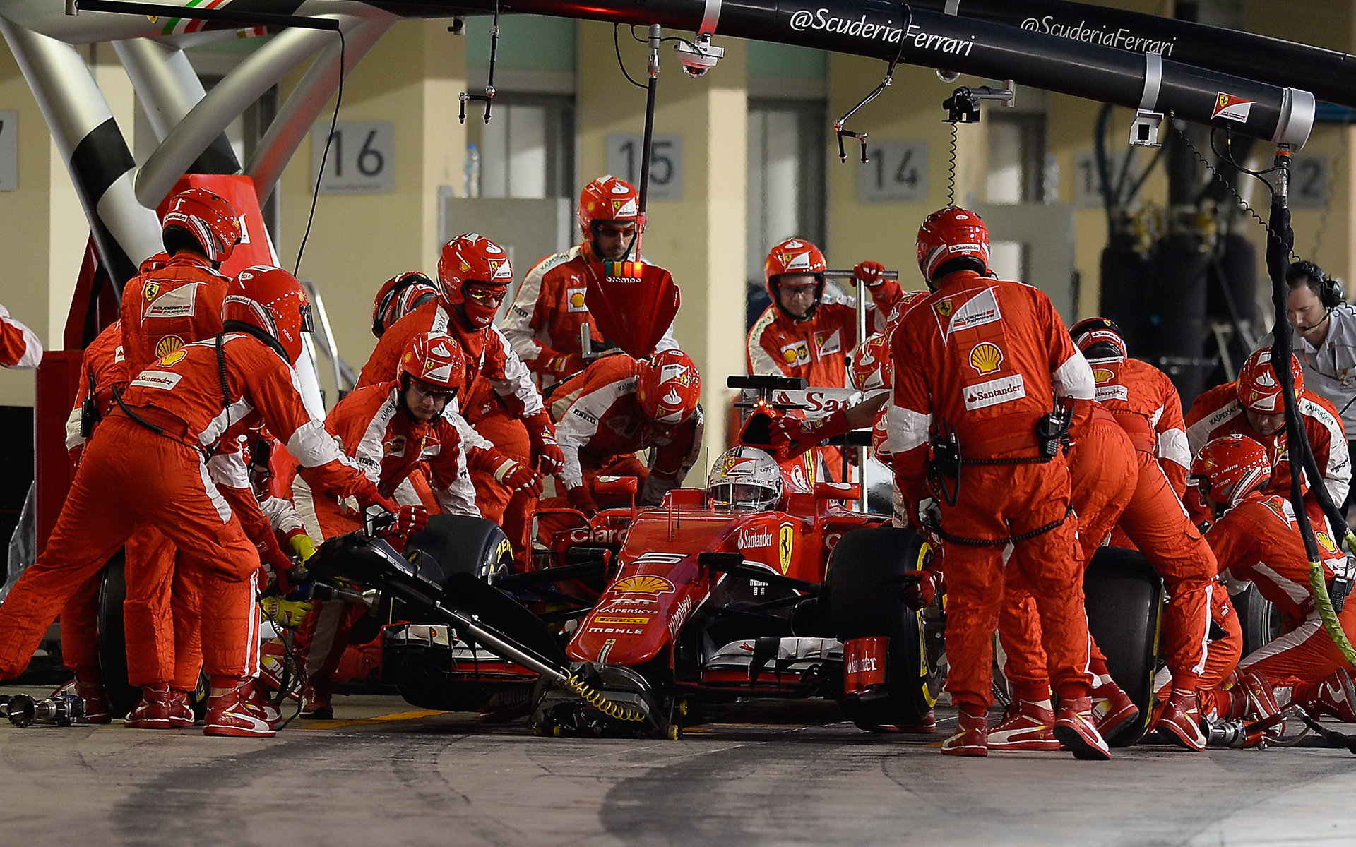 Sebastian Vettel v boxech v Abú Zabí
