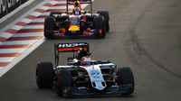 Nico Hülkenberg a Daniel Ricciardo v Abú Zabí