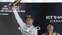 Nico Rosberg se svou trofejí v Abú Zabí