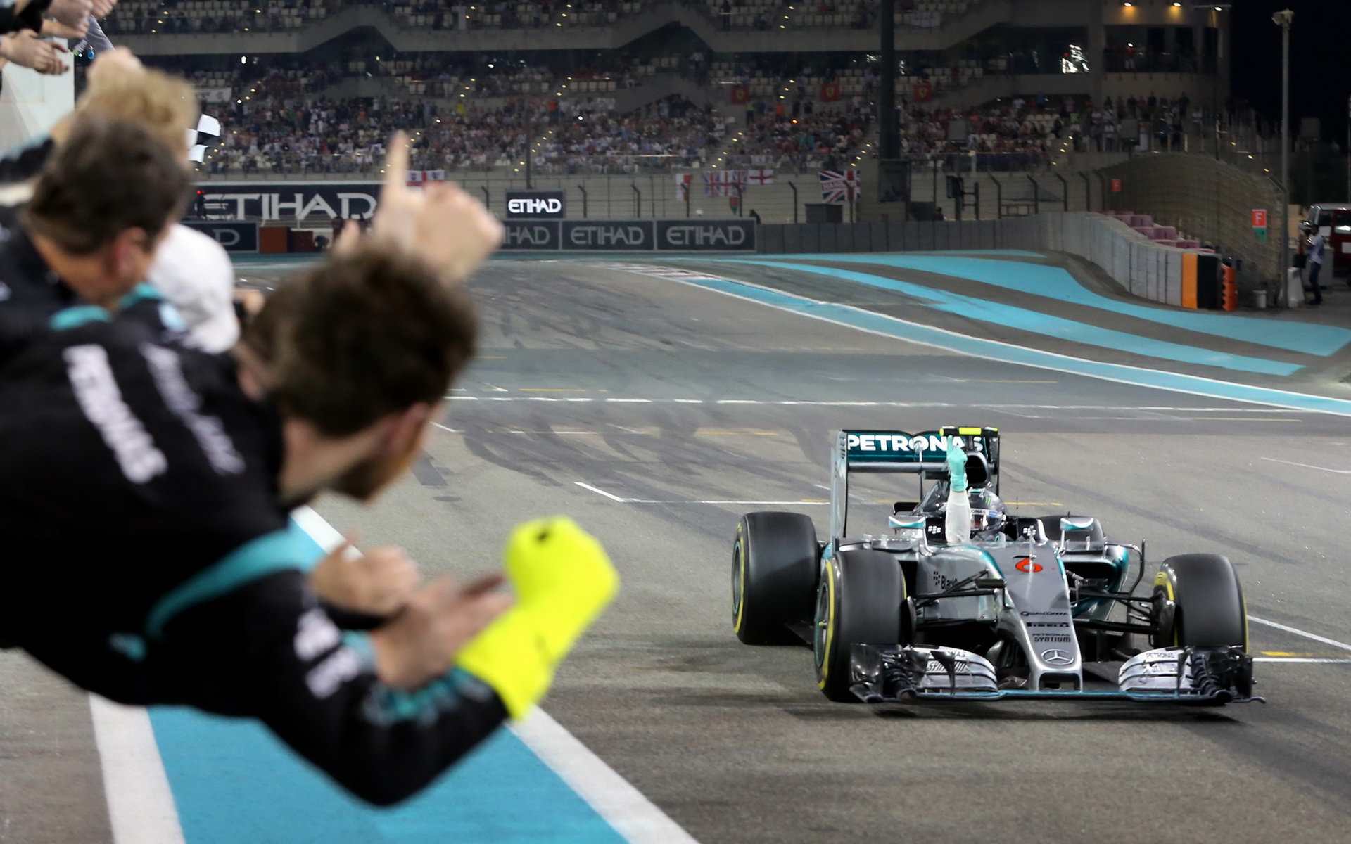 Nico Rosberg v cíli v Abú Zabí