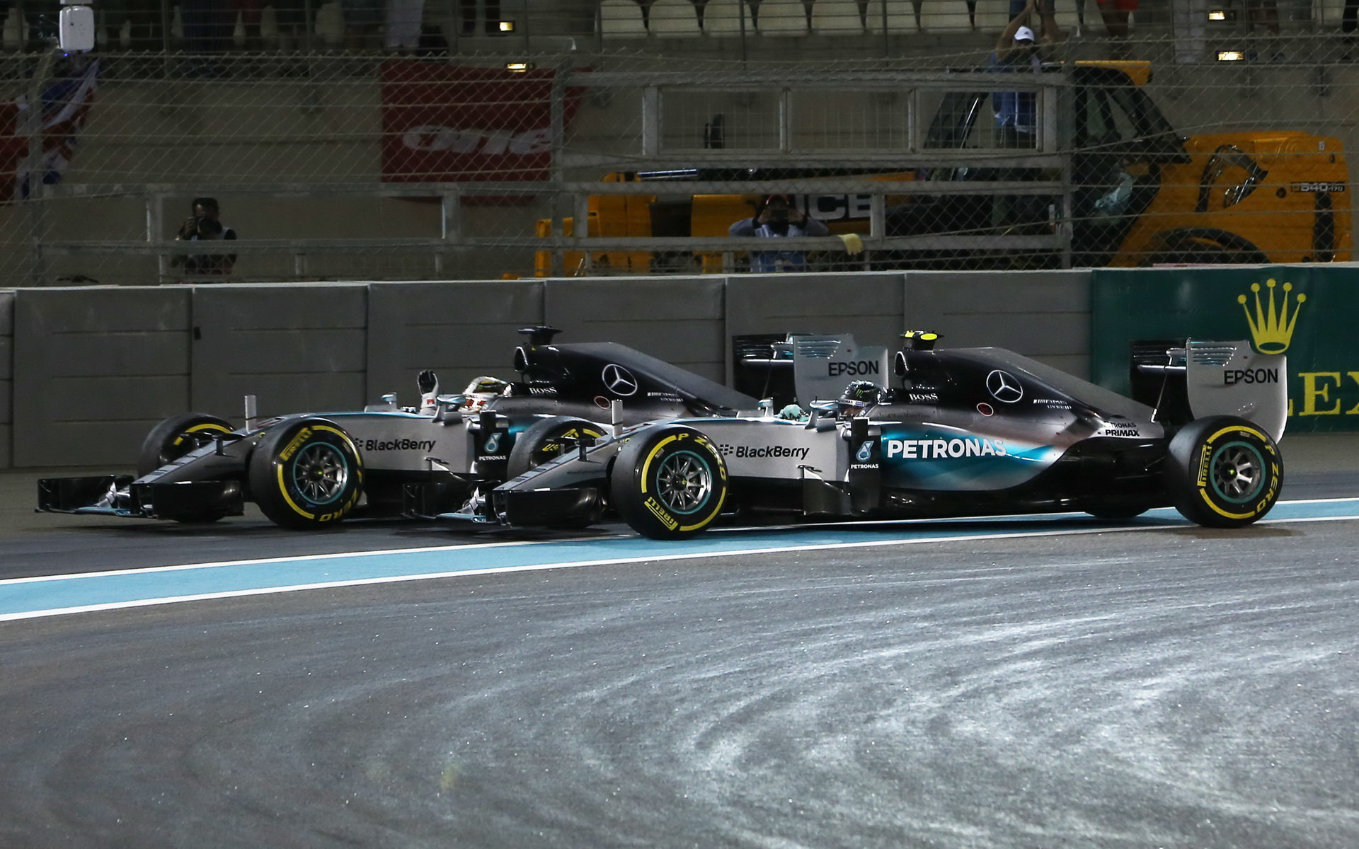 Lewis Hamilton a Nico Rosberg v Abú Zabí