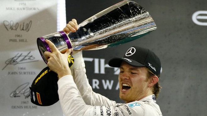 Nico Rosberg se svou trofejí v Abú Zabí