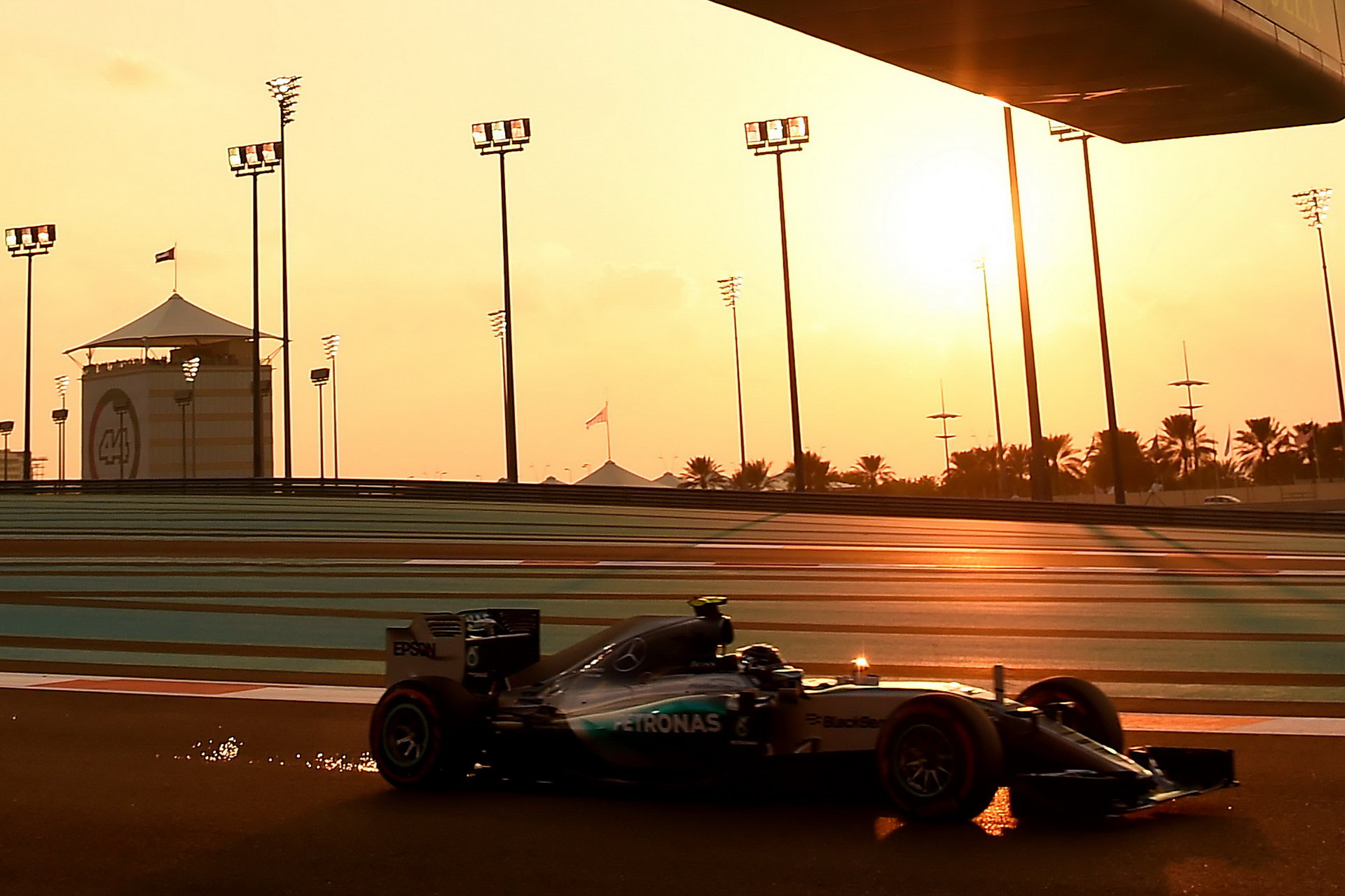 Nico Rosberg při západu slunce v Abú Zabí 2015