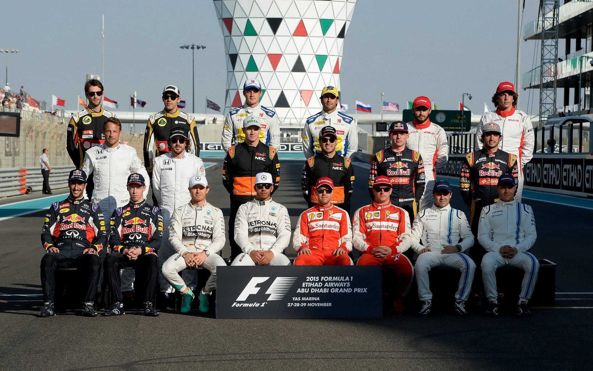 Skupinová fotografie pilotů Formule 1 - Pastor Maldonado je v ní podle Marka Webbera pouze do počtu