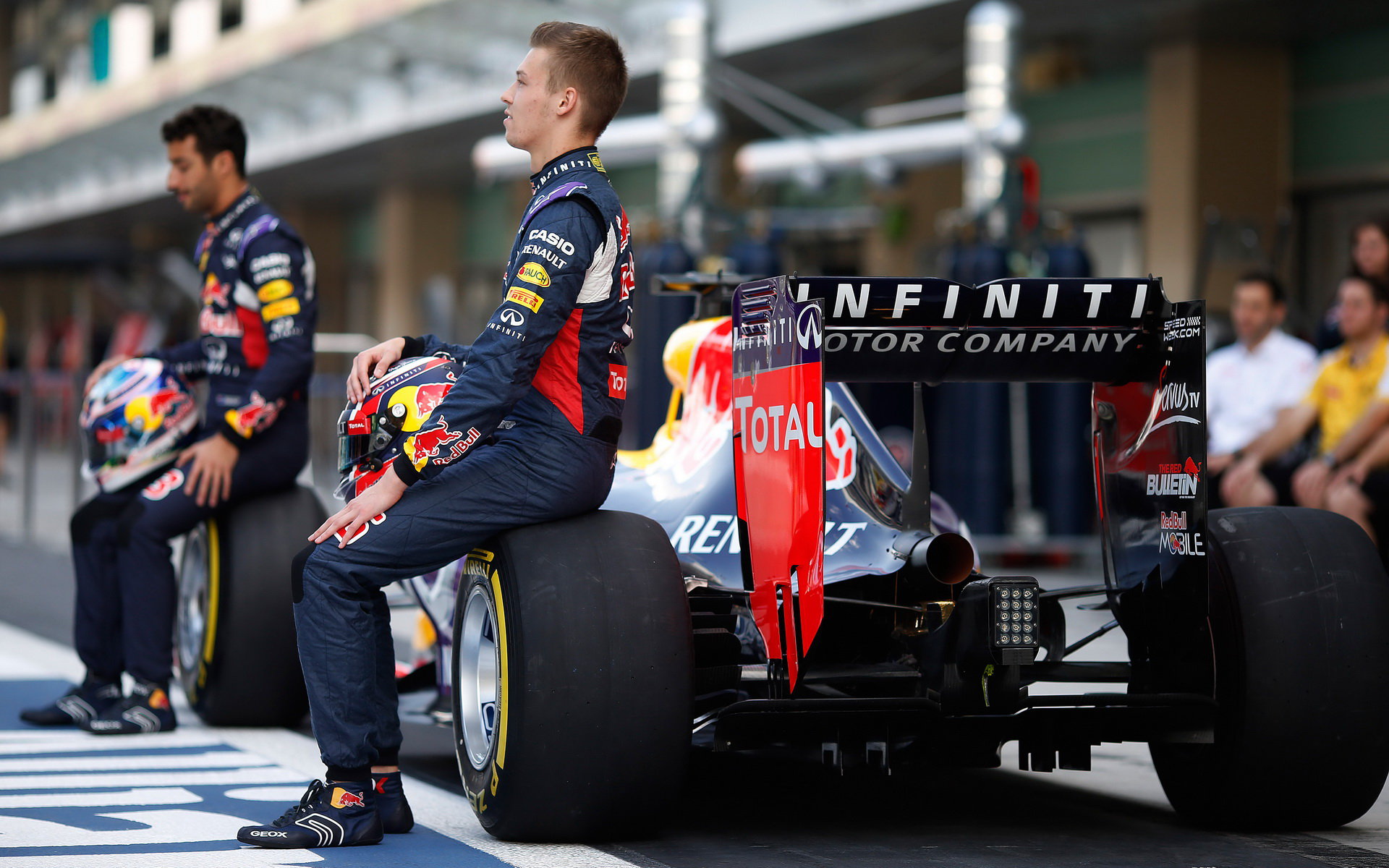 Daniil Kvjat a Daniel Ricciardo v Abú Zabí