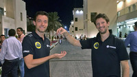 Symbolické loučení: Romain Grosjean předává klíče k Lotusu svému nástupci Jolyonovi Palmerovi