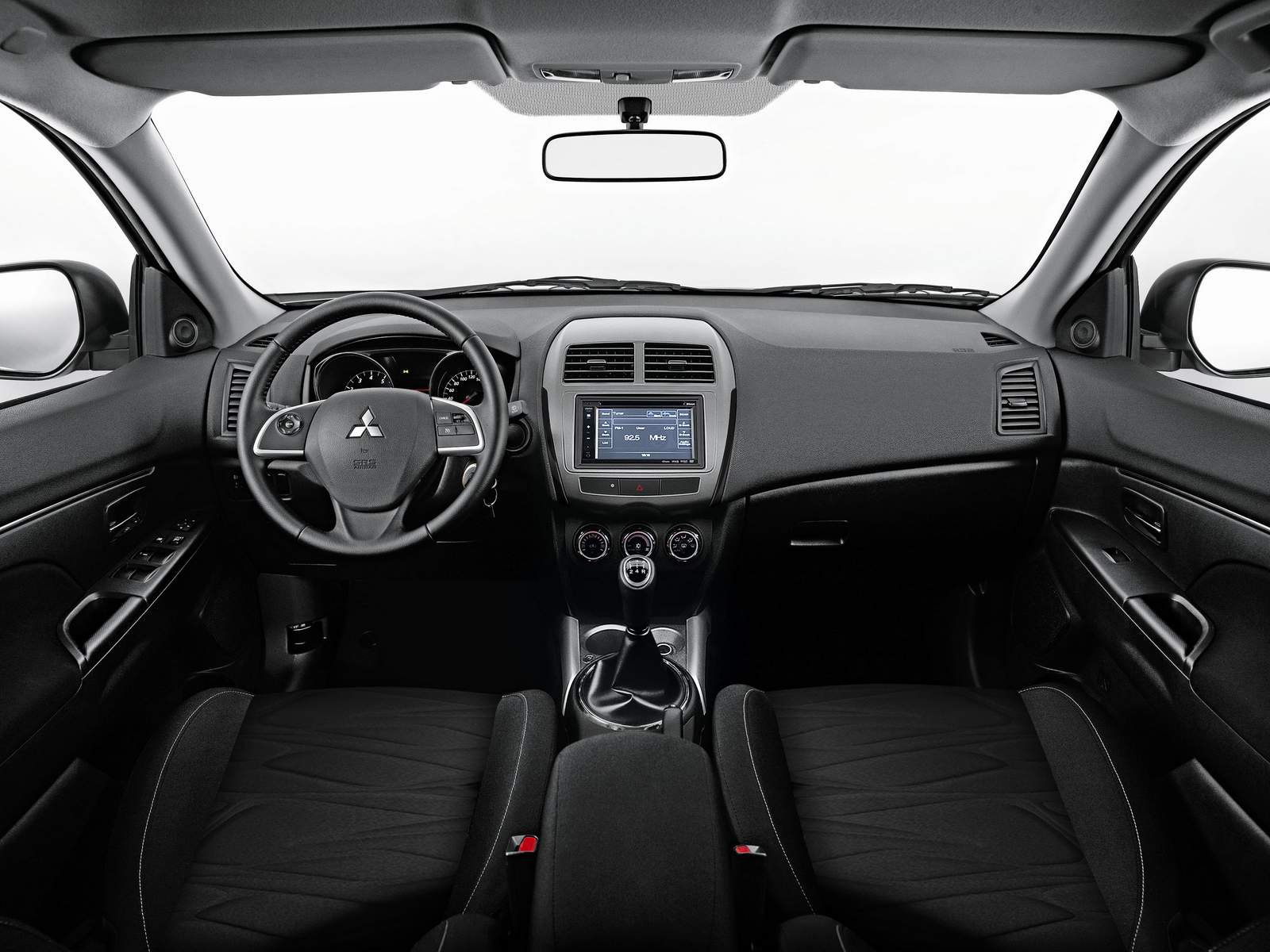 Středová konzole je lakována světlejší šedou barvou, Mitsubishi ASX Outdoor.