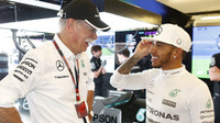 Dieter Zetsche a Lewis Hamilton v Abú Zabí