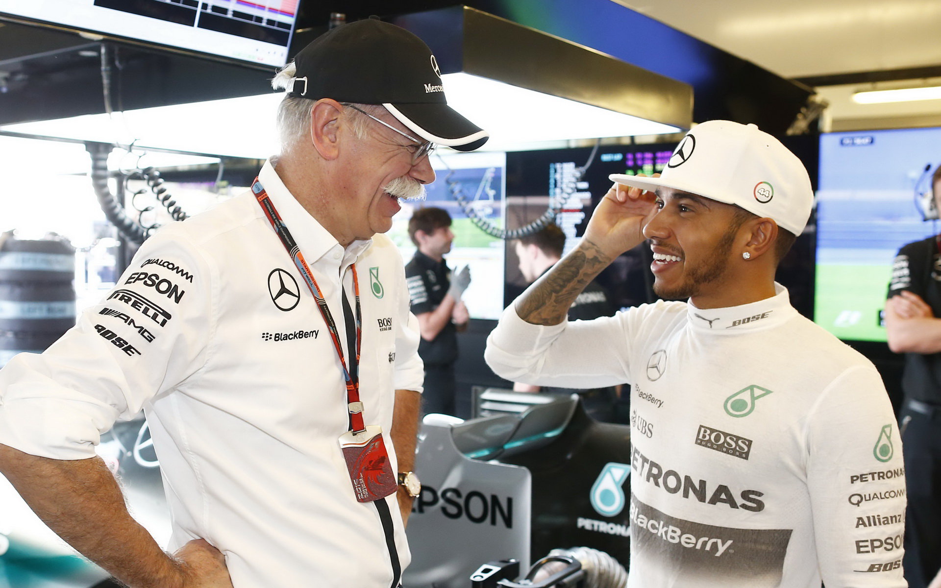 Dieter Zetsche a Lewis Hamilton v Abú Zabí