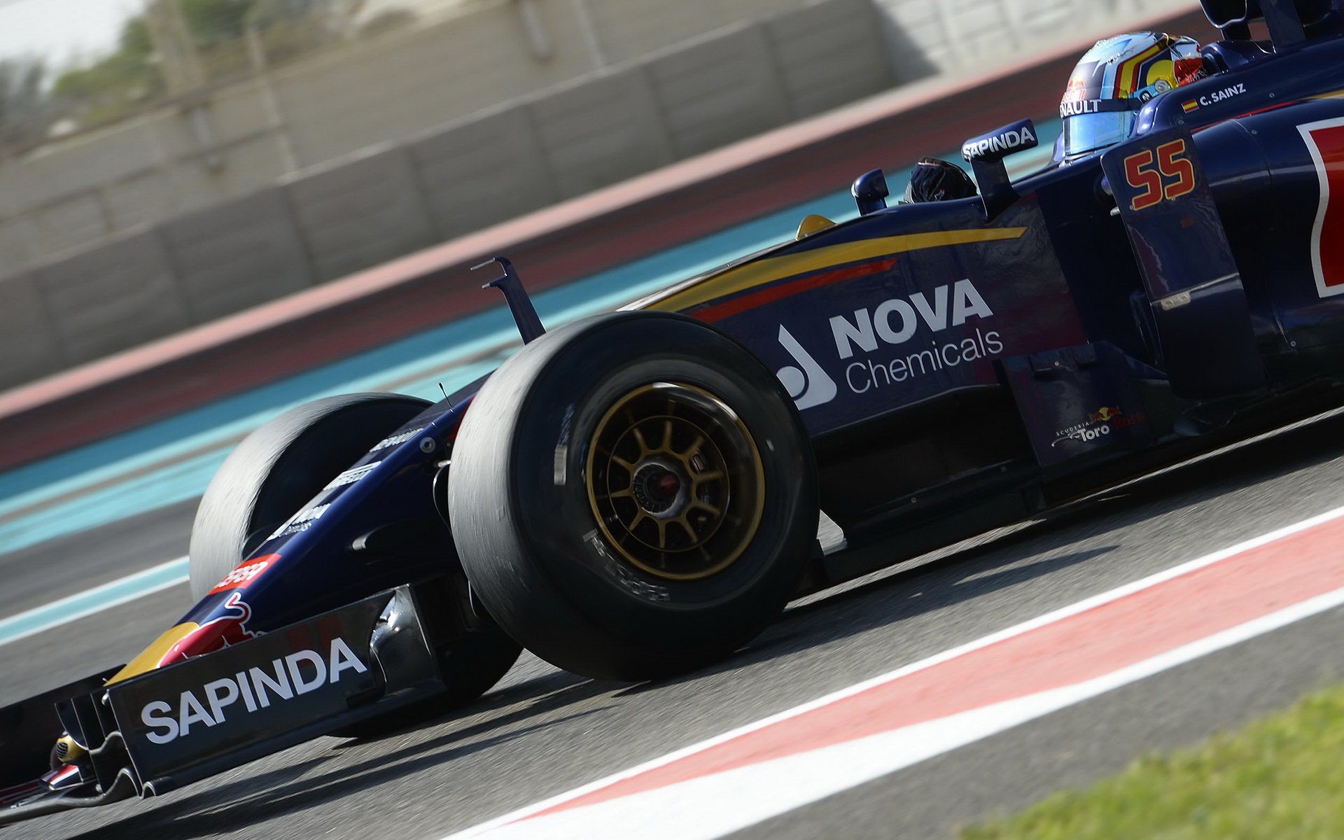 Carlos Sainz při Pirelli testech v Abú Zabí