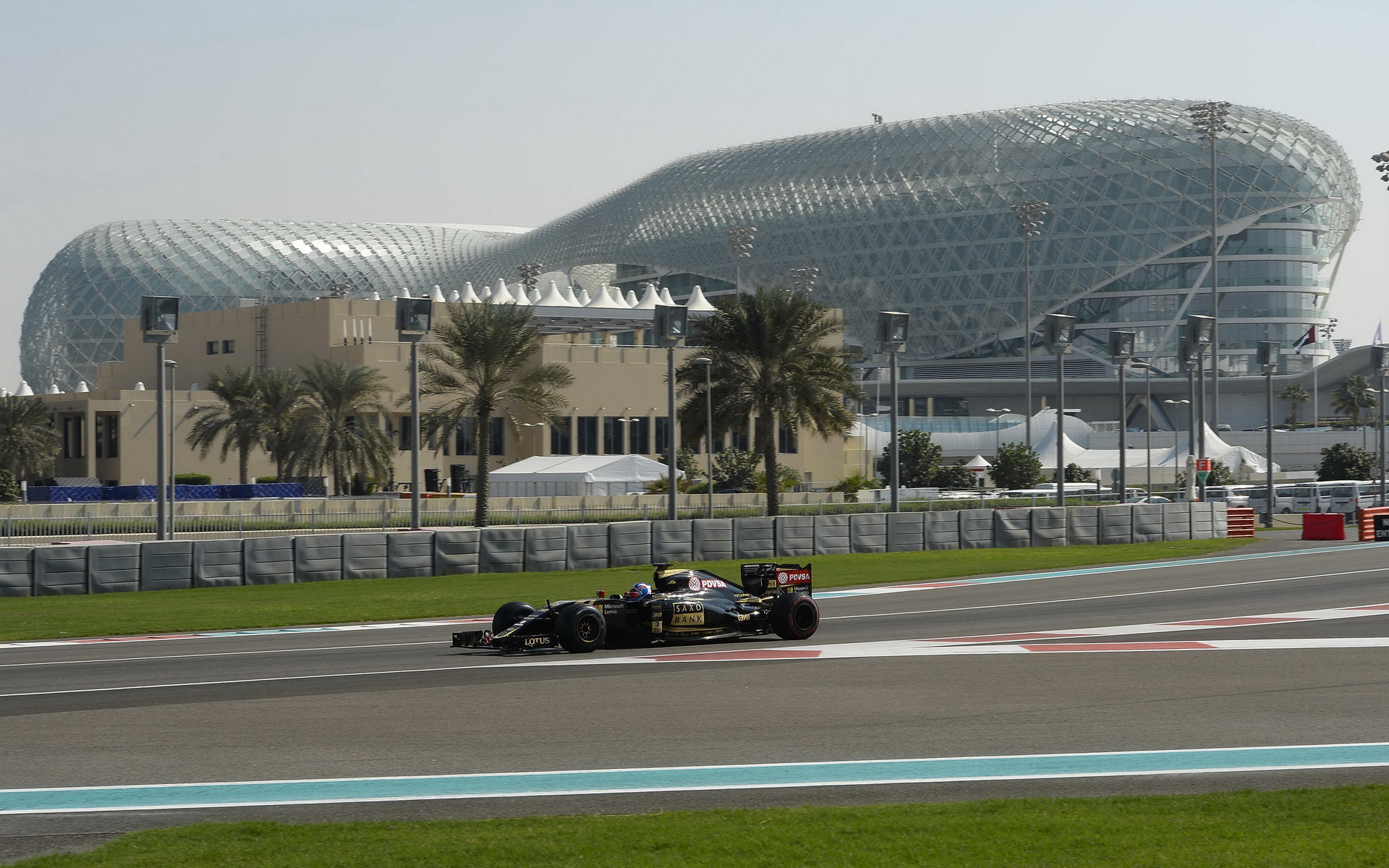 Jolyon Palmer při Pirelli testech v Abú Zabí