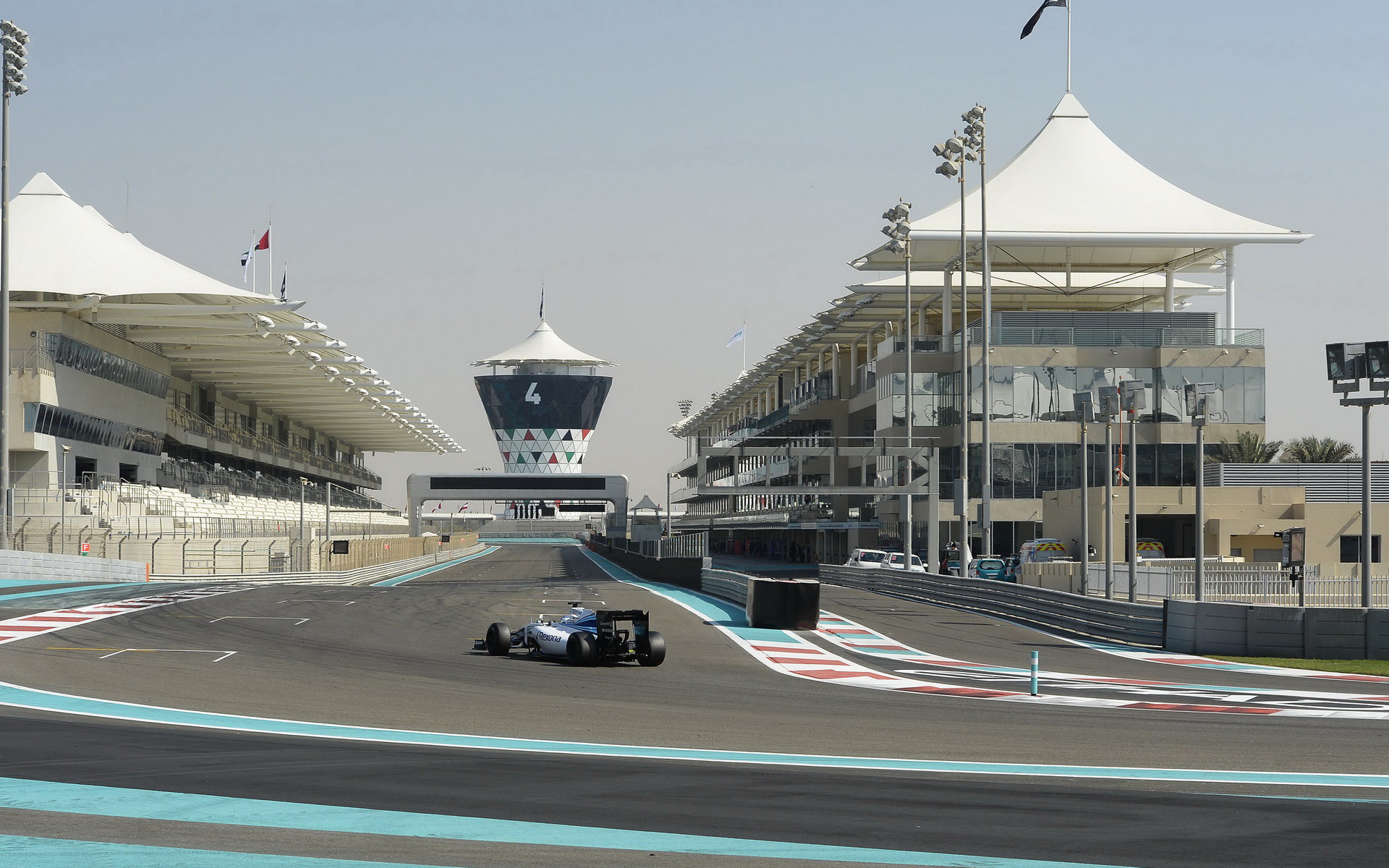 Valtteri Bottas při Pirelli testech v Abú Zabí
