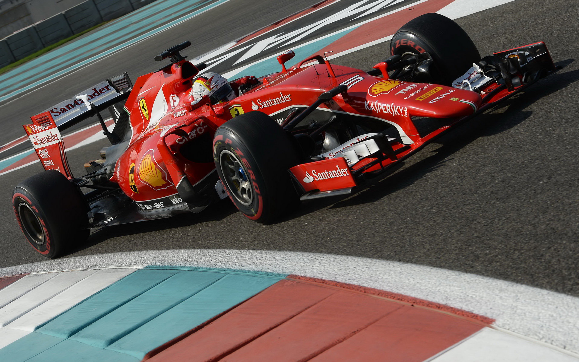 Sebastian Vettel při Pirelli testech v Abú Zabí