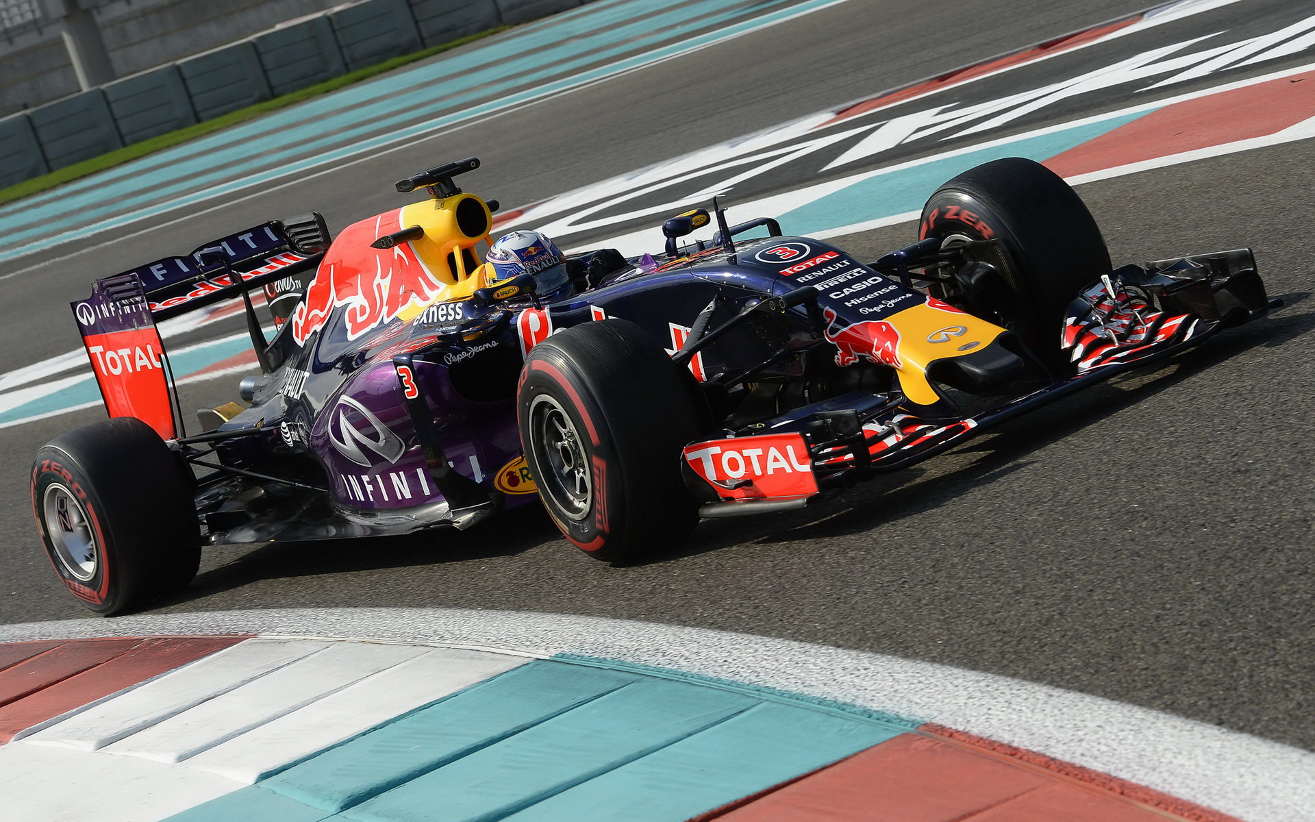 Daniel Ricciardo s Red Bullem RB11 v Abú Zabí