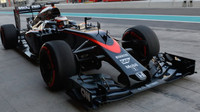 McLaren při testu nových pneumatik v Abú Zabí