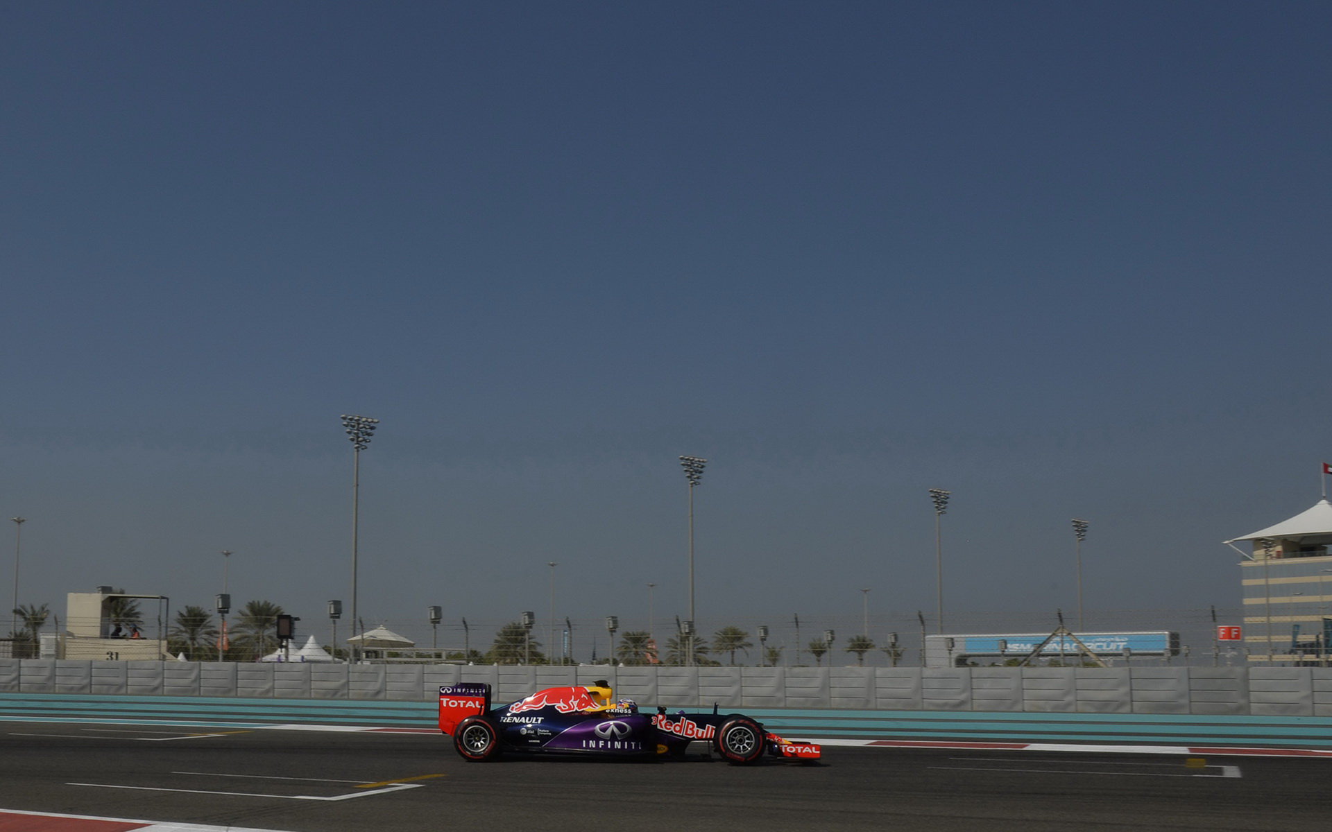 Daniel Ricciardo při Pirelli testech v Abú Zabí