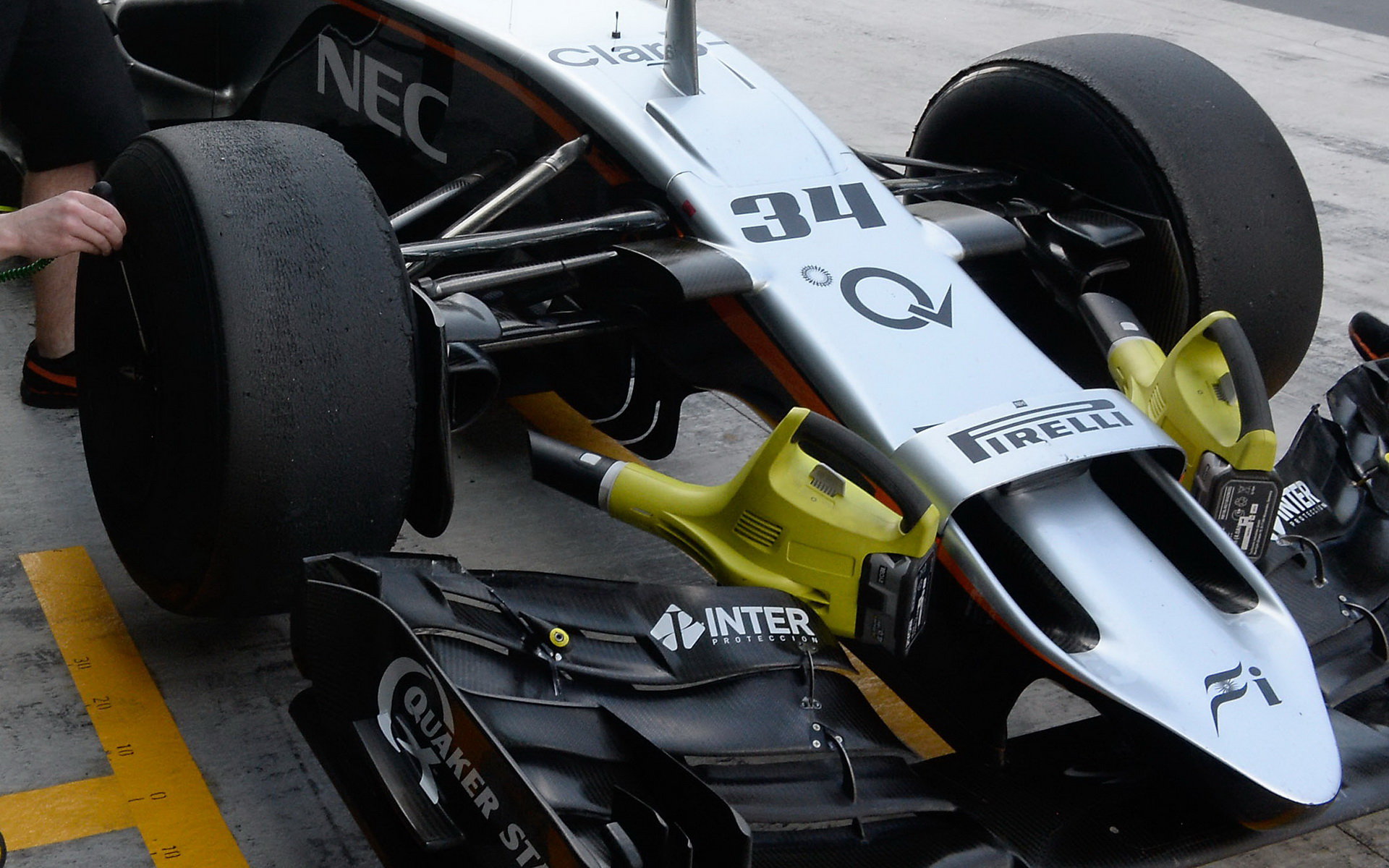 Přední křídlo a pneumatiky Force India VJM08 - Mercedes při Pirelli testech v Abú Zabí