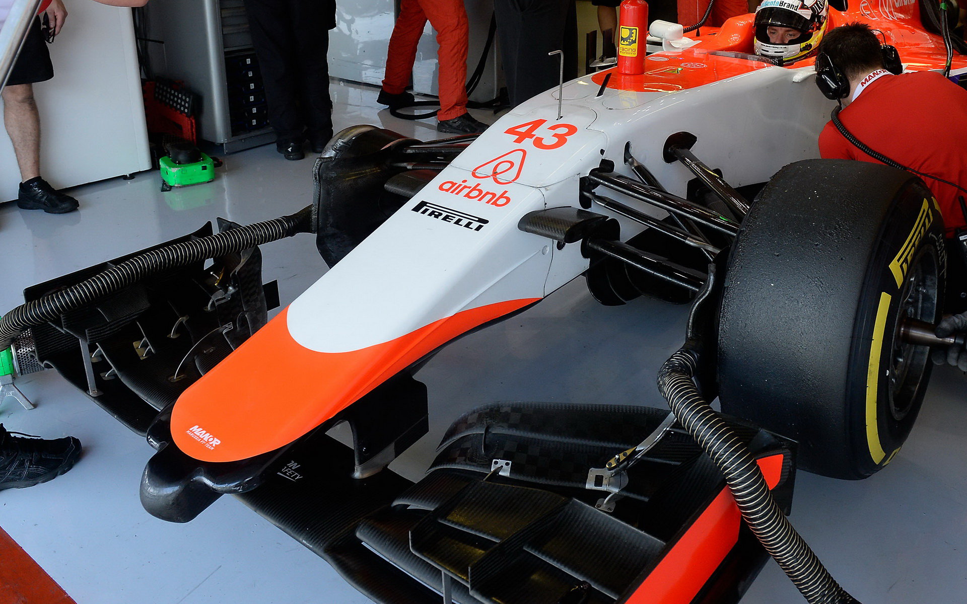 Přední křídlo a pneumatiky Marussia MR03B - Ferrari při Pirelli testech v Abú Zabí