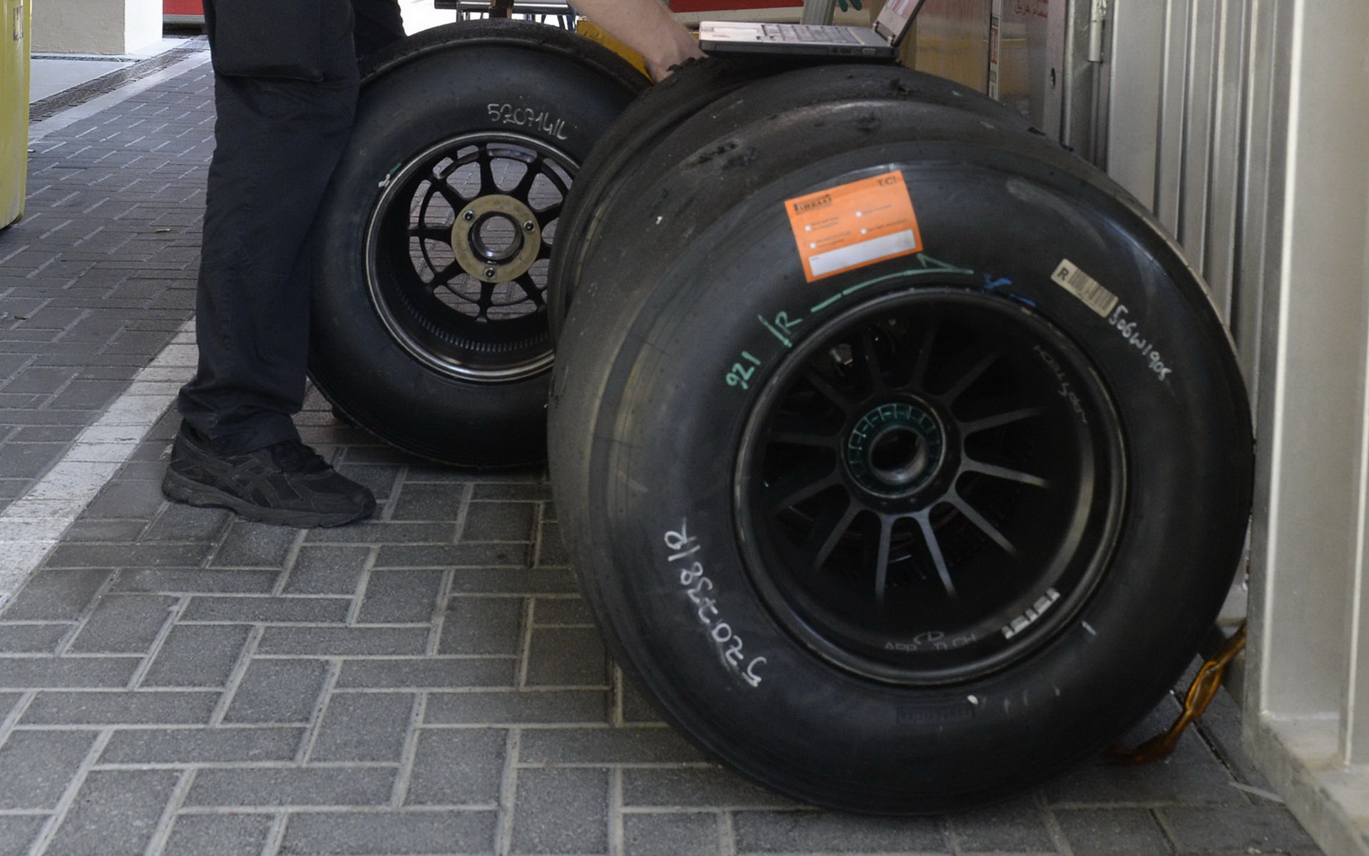 Pneumatiky při Pirelli testech v Abú Zabí