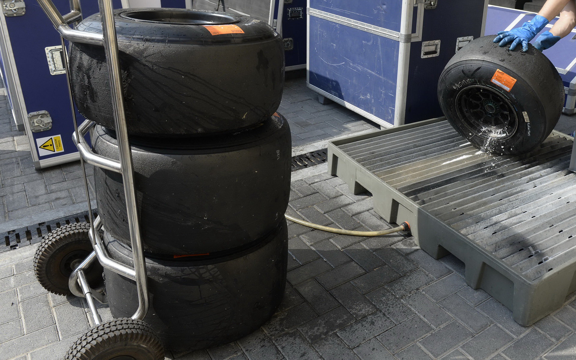 Pneumatiky při Pirelli testech v Abú Zabí