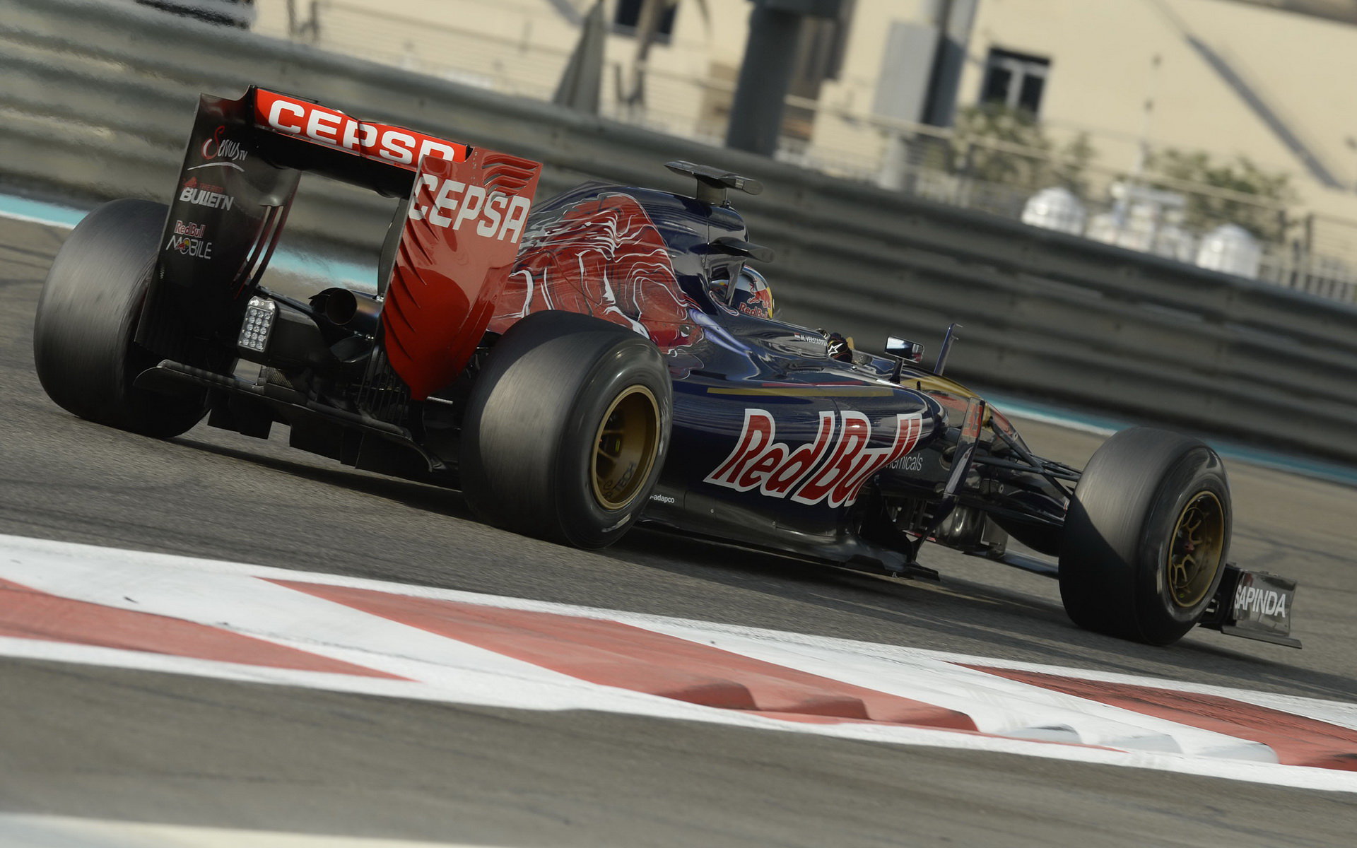 Carlos Sainz při Pirelli testech v Abú Zabí