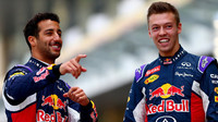 Daniel Ricciardo a Daniil Kvjat v Abú Zabí