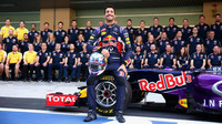 Daniel Ricciardo při hromadné fotografii v Abú Zabí