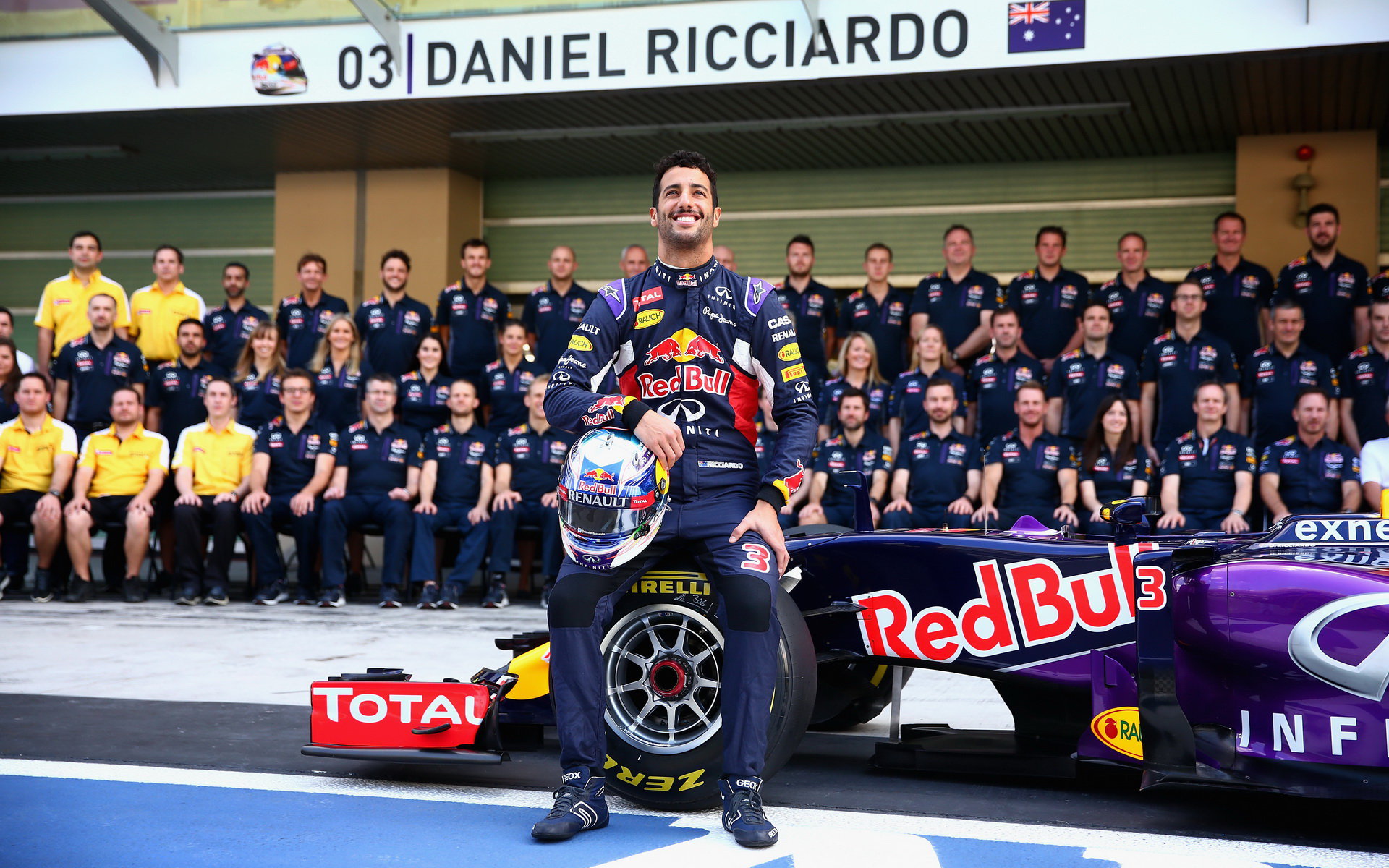 Daniel Ricciardo při hromadné fotografii v Abú Zabí