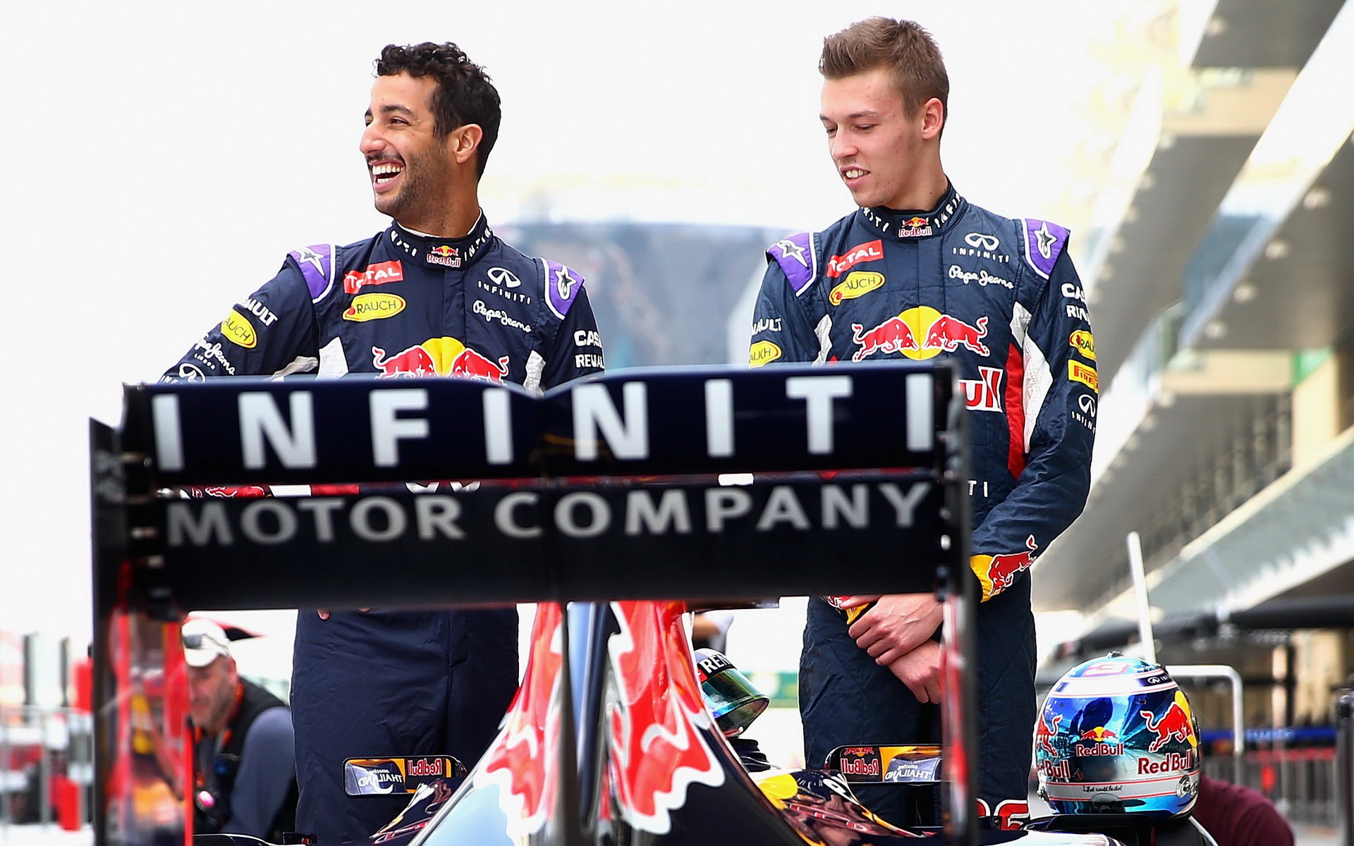 Daniel Ricciardo a Daniil Kvjat v Abú Zabí