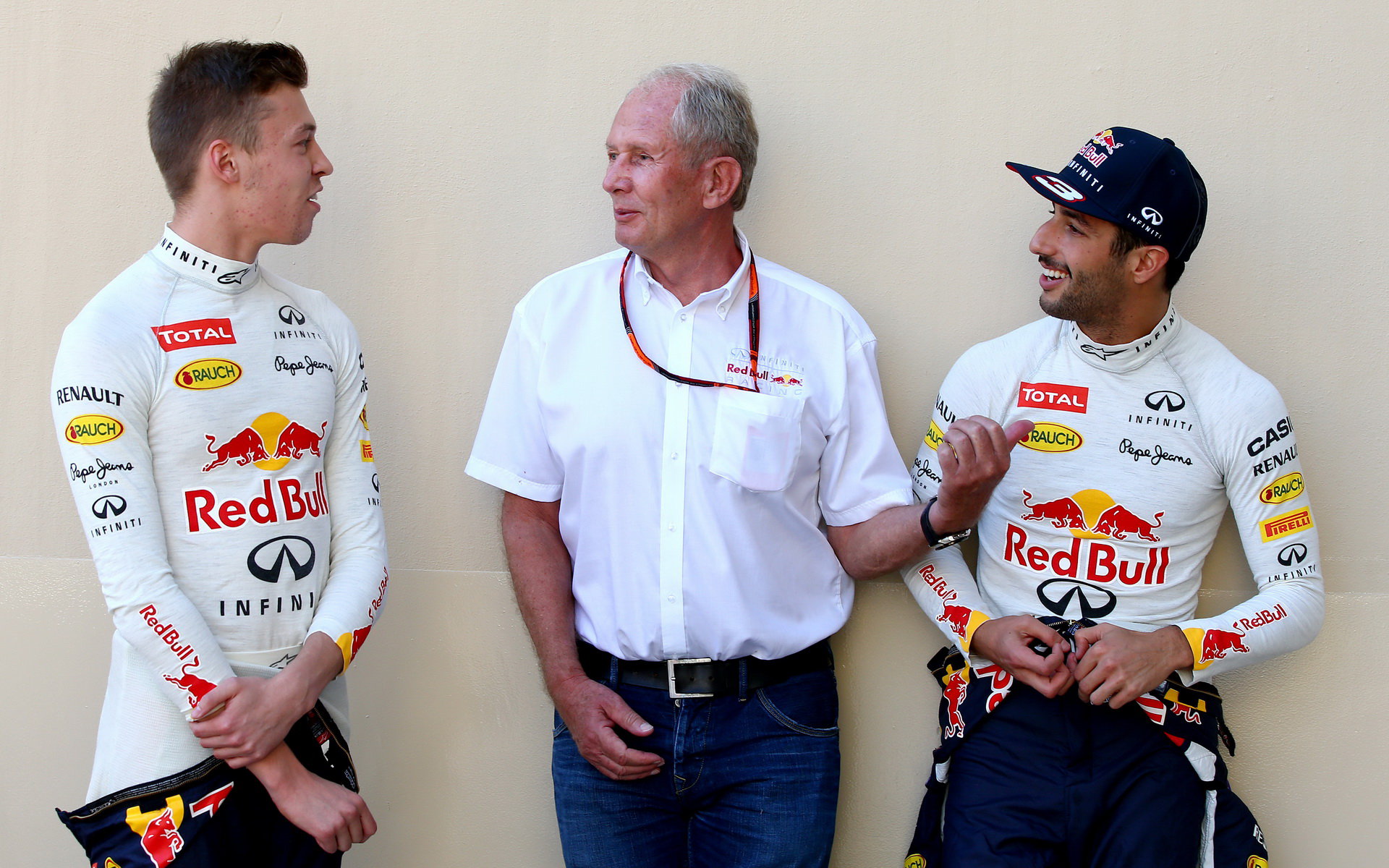 Daniil Kvjat, Helmut Marko a Daniel Ricciardo v Abú Zabí