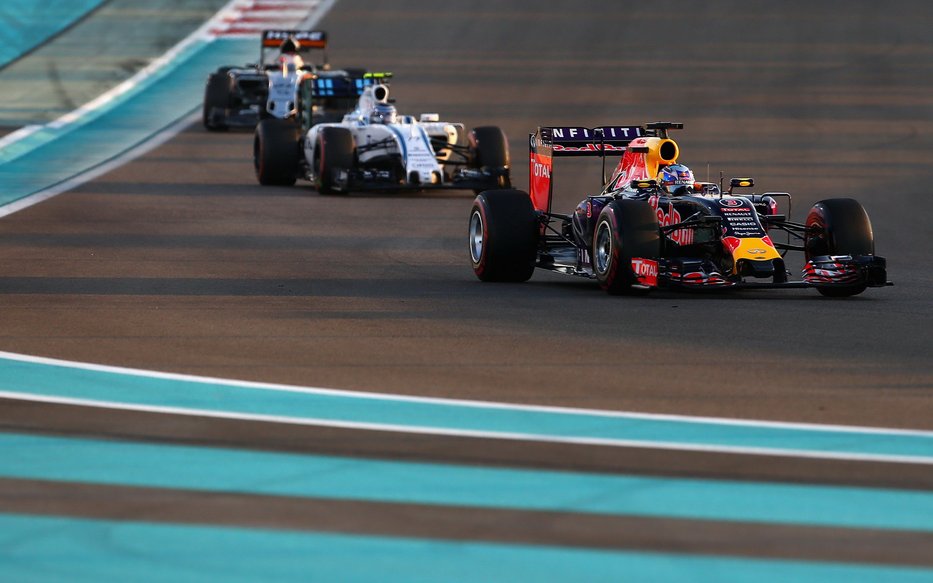 Daniel Ricciardo a Valtteri Bottas v Abú Zabí