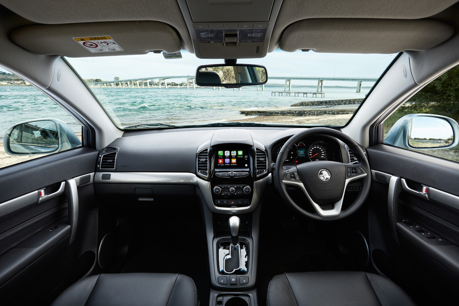V kabině je nový volant a multimediální systém, Holden Captiva.