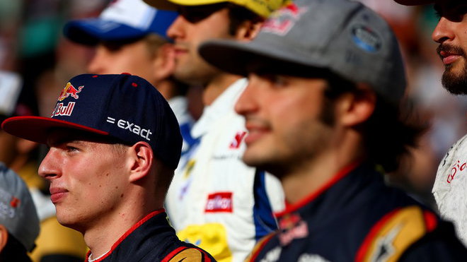 Max Verstappen a Carlos Sainz nebudou mít důvod chodit kamkoli pozdě