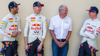 Daniel Ricciardo, Daniil Kvjat a Helmut Marko, Max Verstappen v Abú Zabí