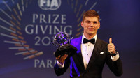 Max Verstappen přebírá ocenění na galavečeru FIA